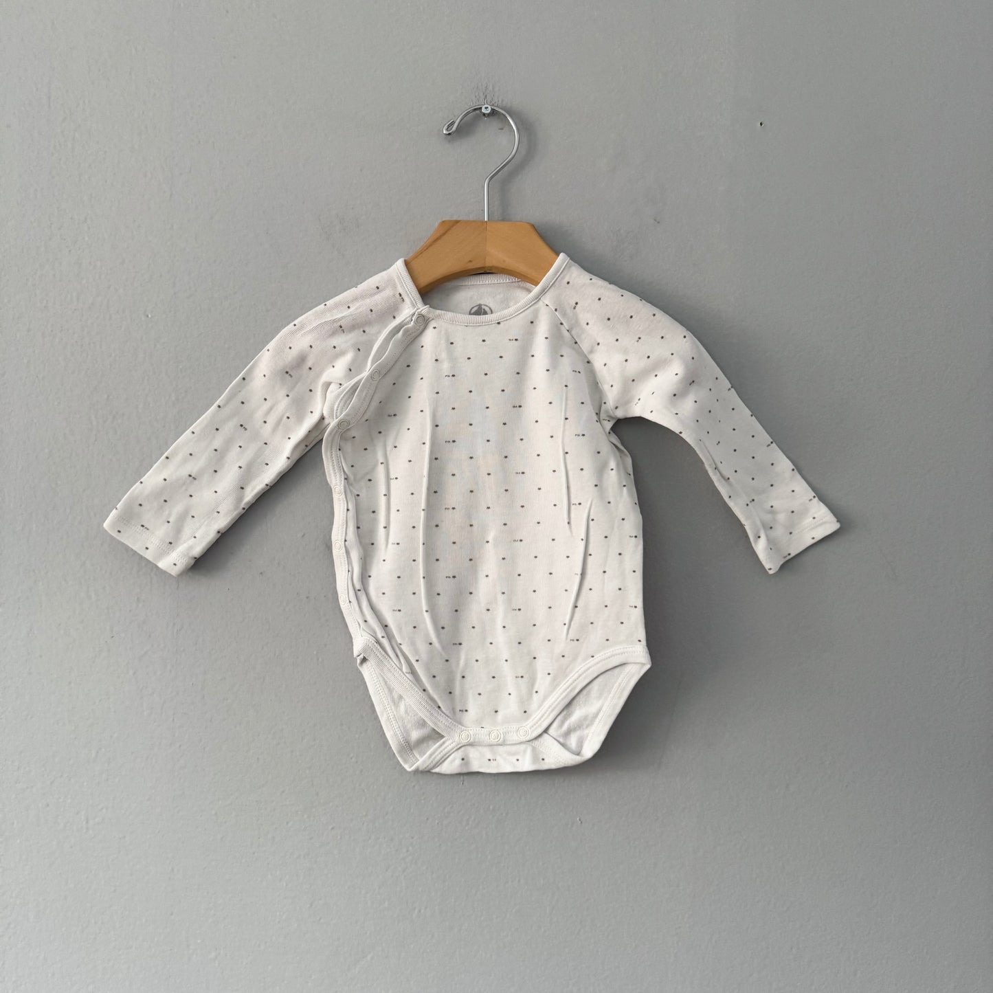 Petit Bateau / White x star long sleeve onesie / 12M