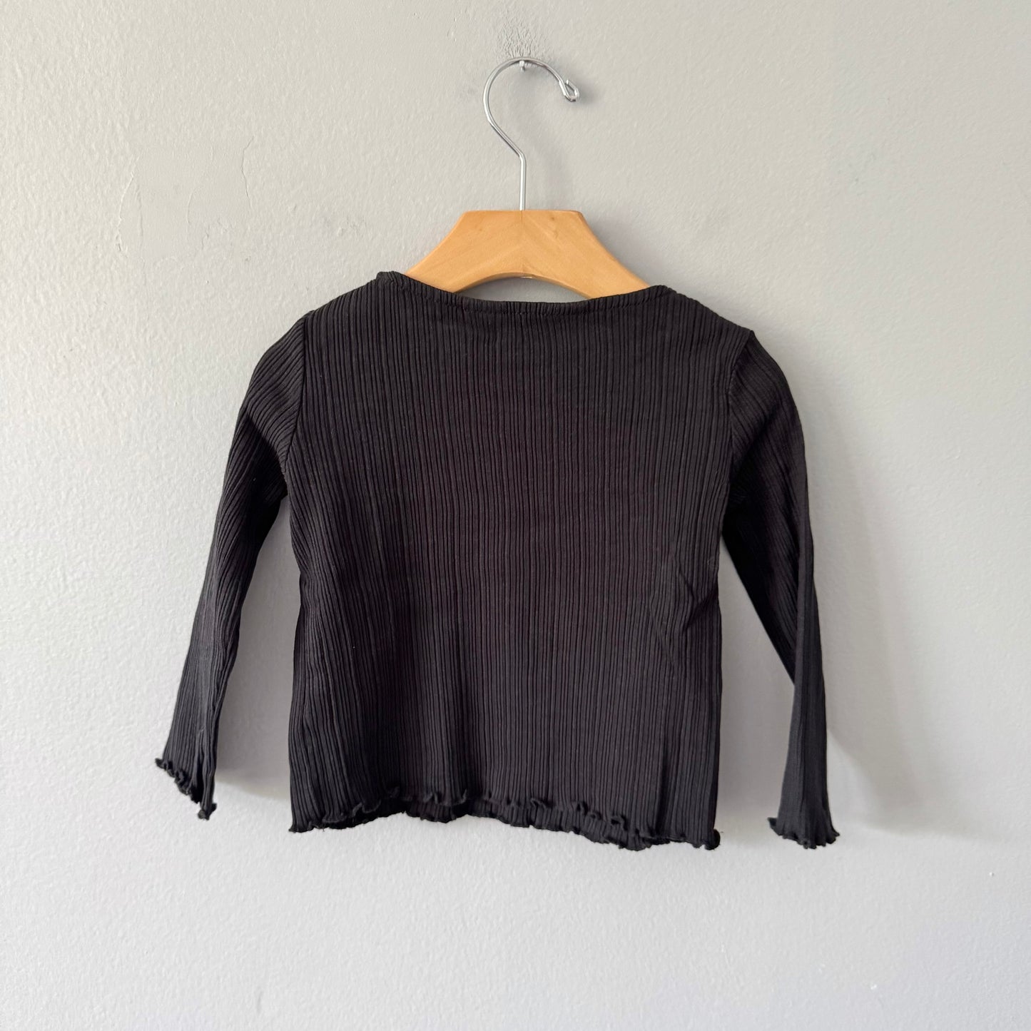 H&M / Black ribbed long sleeve / 2-4Y