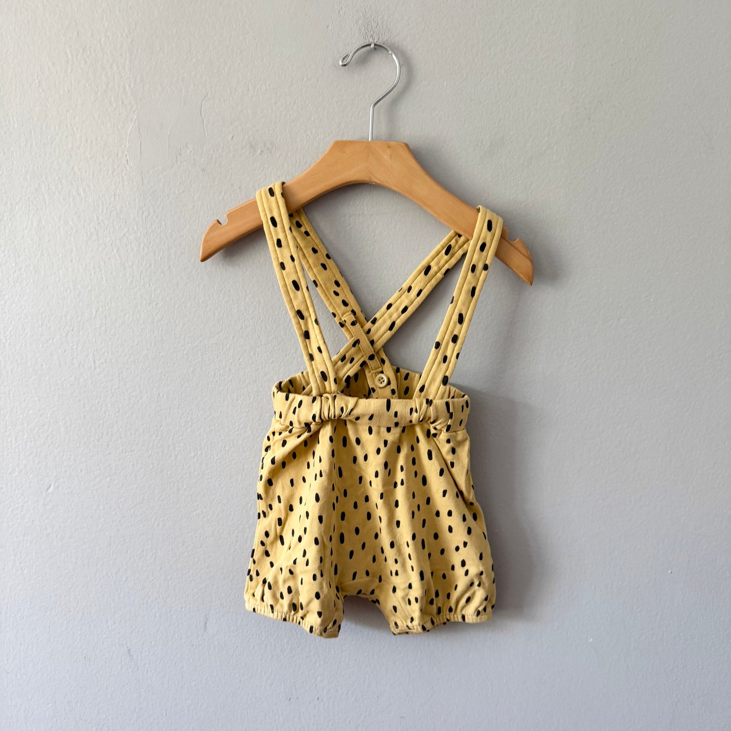 Mamas & Papas / Onesie x yellow shorts with strap set / 9-12M
