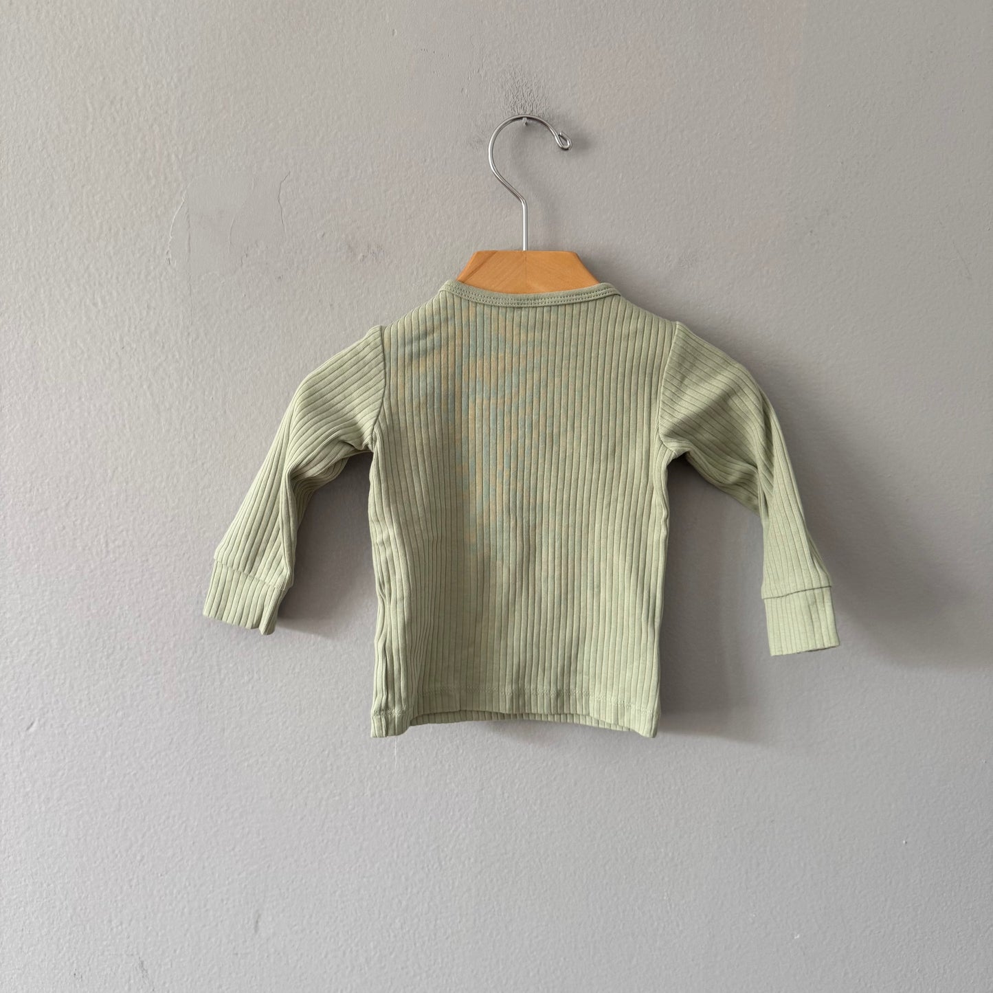 H&M / Light green ribbed long sleeve top / 4-6M