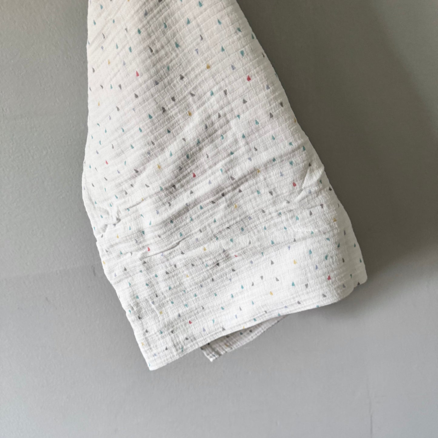 Aden + Anais / Couverture en mousseline à triangles blancs / 107 x 104 cm