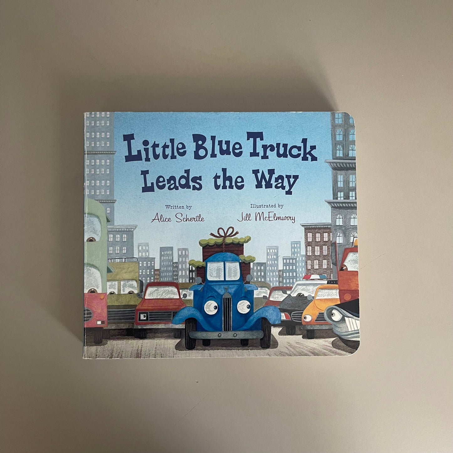Little Blue Truck Leads the Way / Alice Schertle