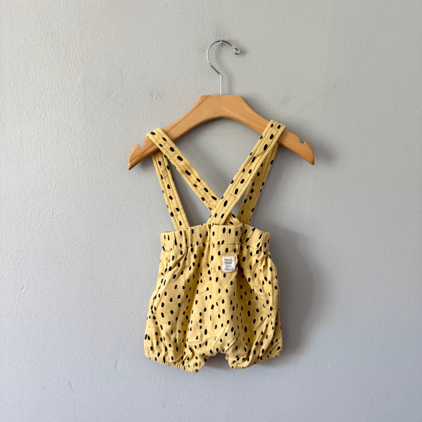 Mamas & Papas / Onesie x yellow shorts with strap set / 9-12M