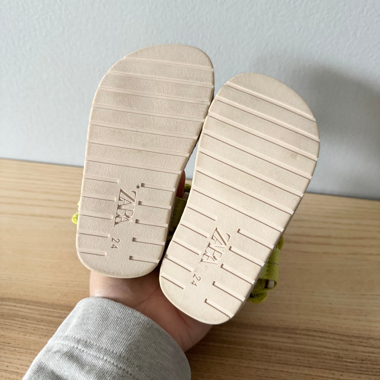 Zara / Sandales / 24(US6-7)