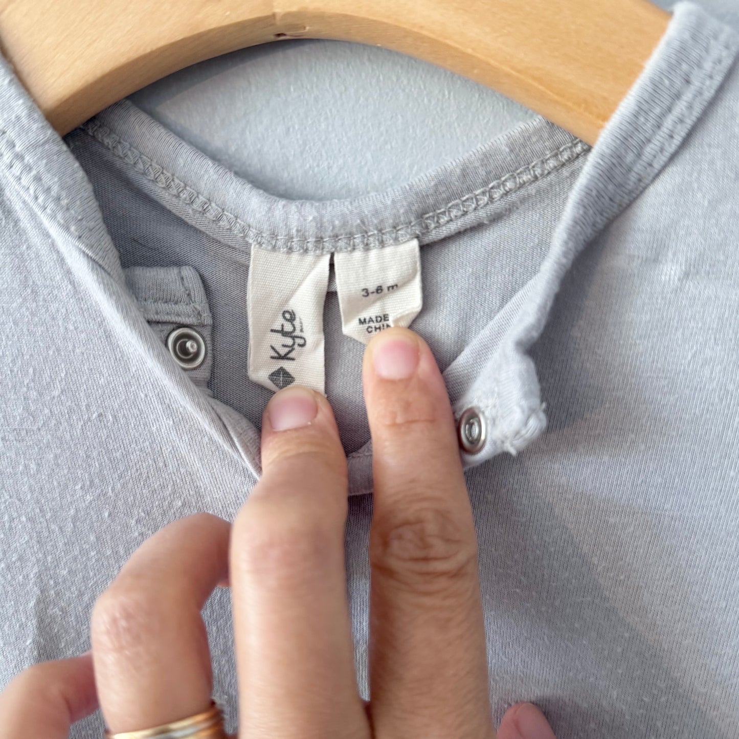 Kyte / Light grey romper / 3-6M