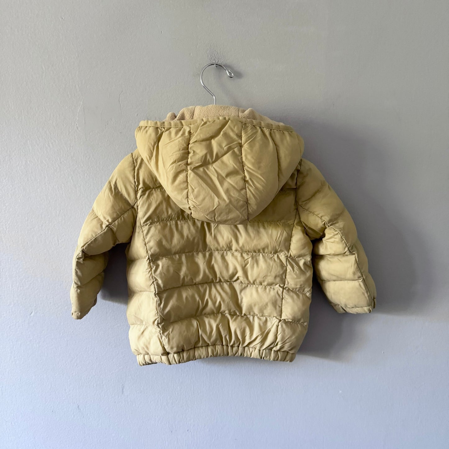 Uniqlo / Beige puffer jacket / 12-18M