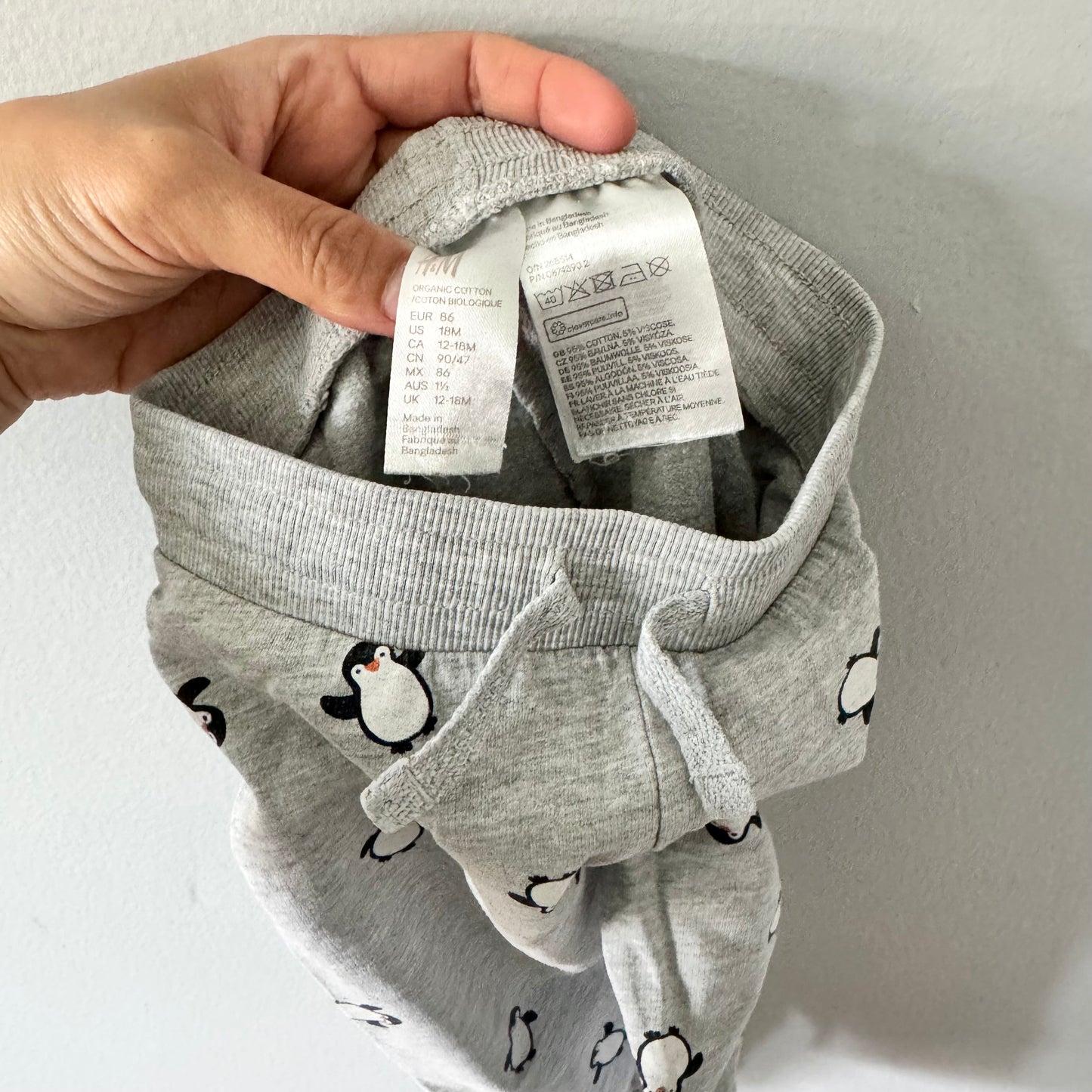 H&M / Light grey penguin sweatpants / 12-18M
