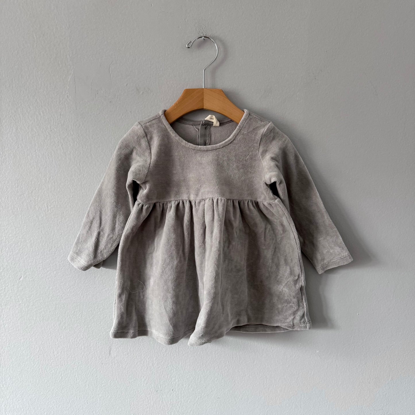 Quincy Mae / Light grey velour dress / 12-18M