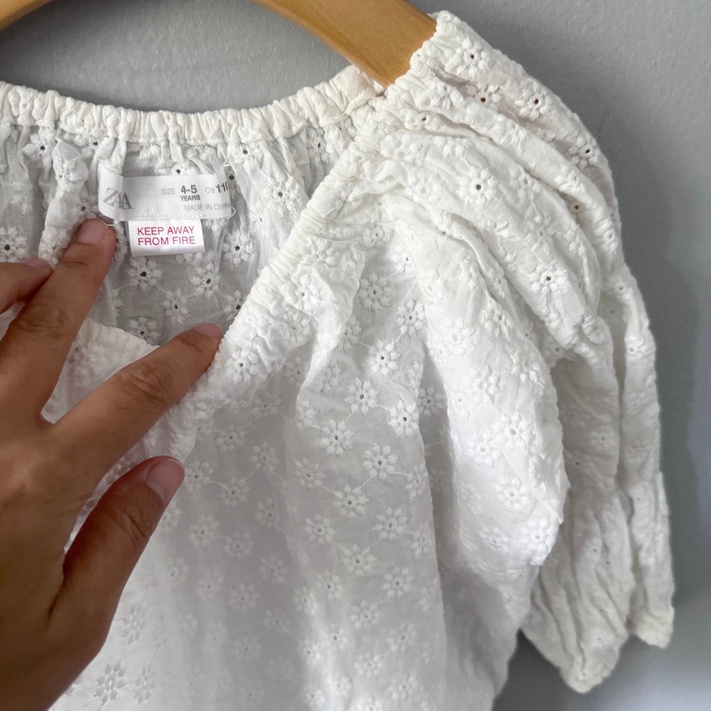 Zara / White eyelet long sleeve top / 4-5Y