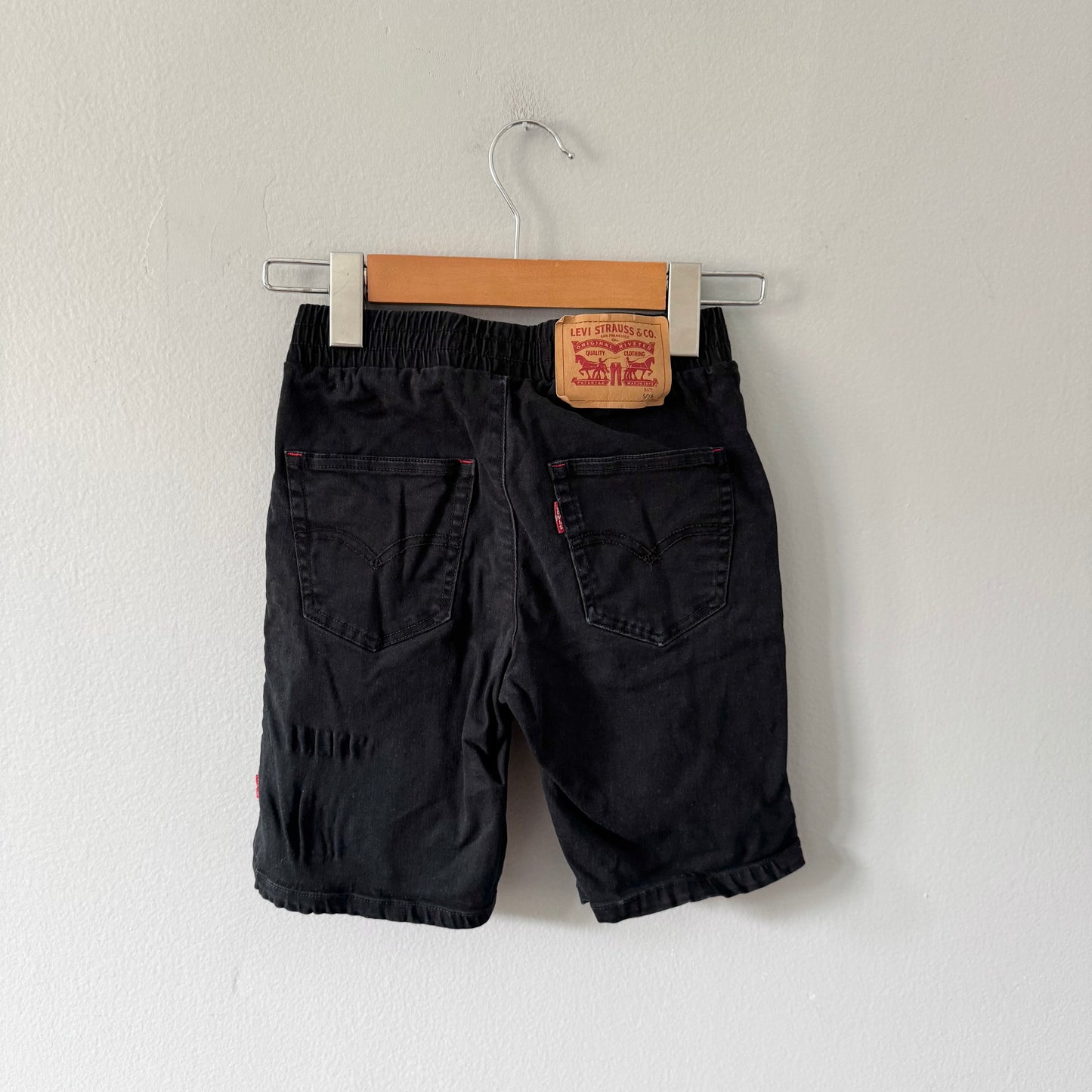 Levi's / Black chino shorts / 6Y
