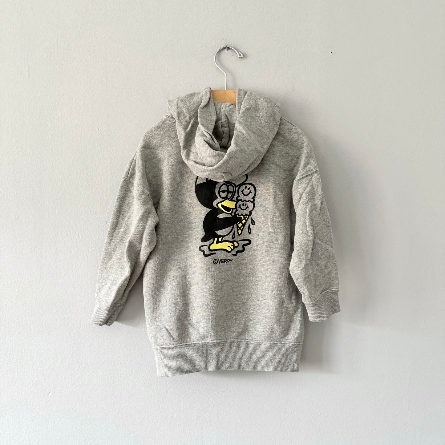 Uniqlo / Verdy light grey hoodie / 3-4Y