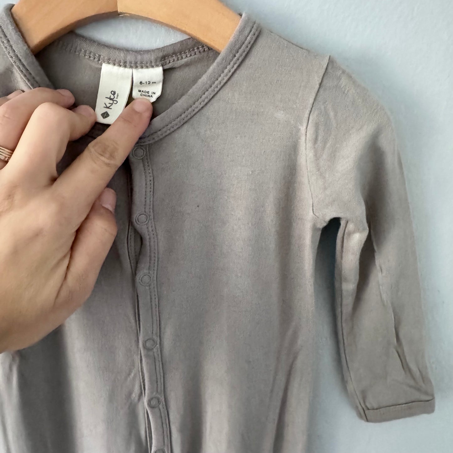 Kyte / Grey buttoned romper / 6-12M