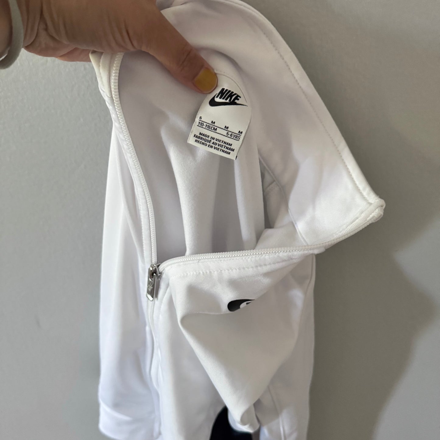 Nike / White x black zip up / 5-6Y