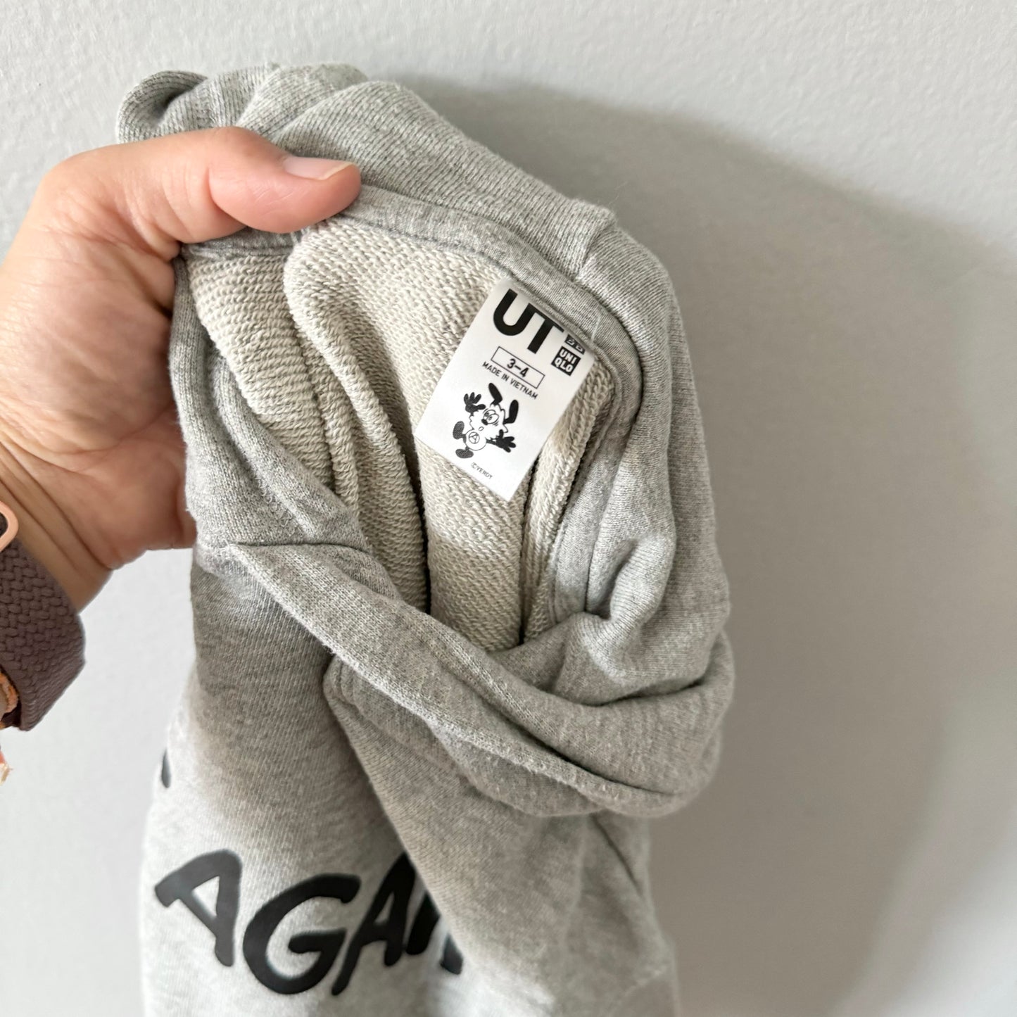 Uniqlo / Verdy light grey hoodie / 3-4Y