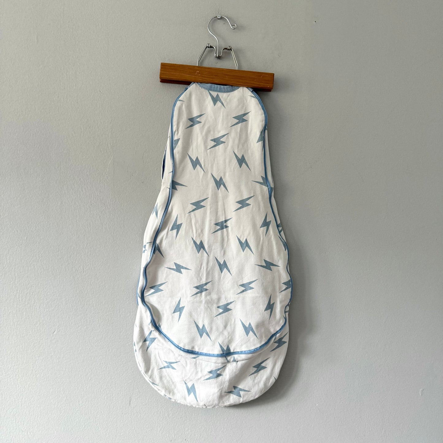 Woombie / White x blue lightning swaddle / 0-18M