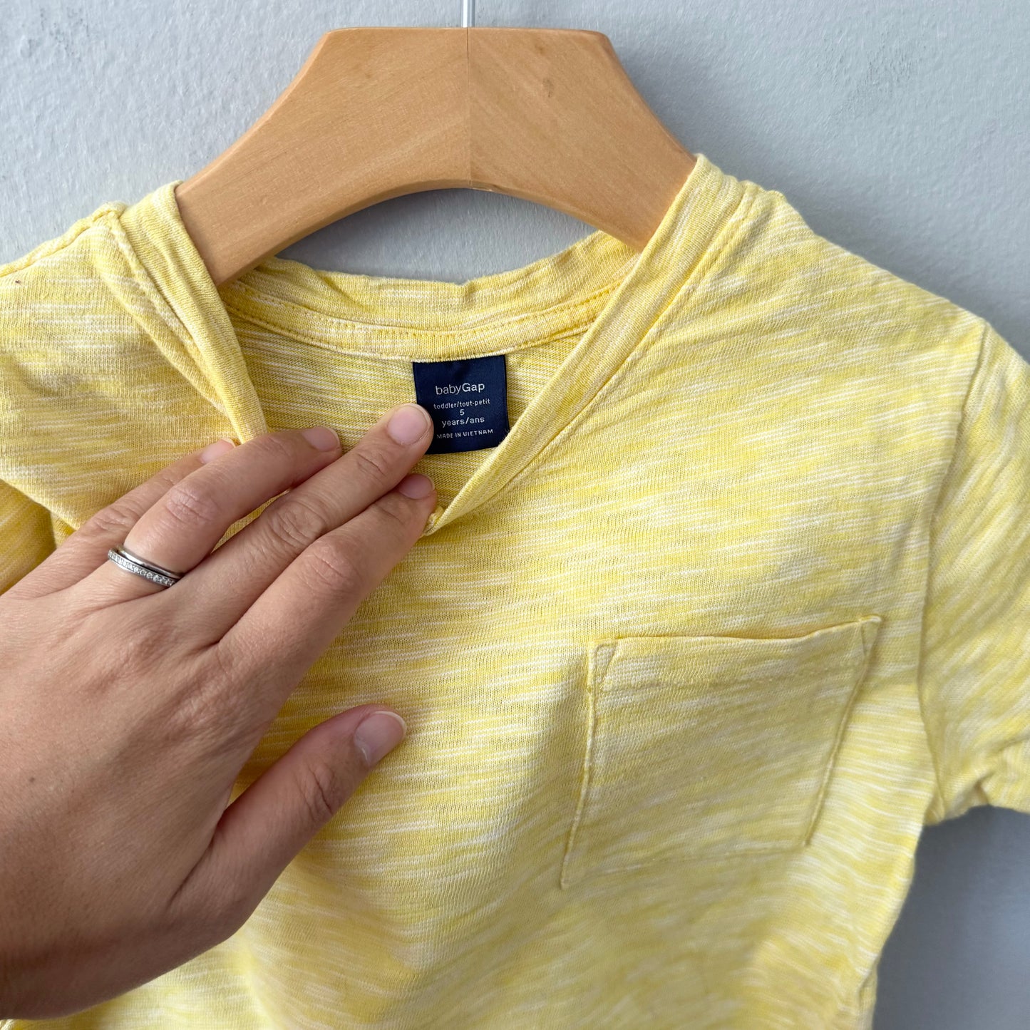 Gap / Yellow V neck T-shirt / 5Y
