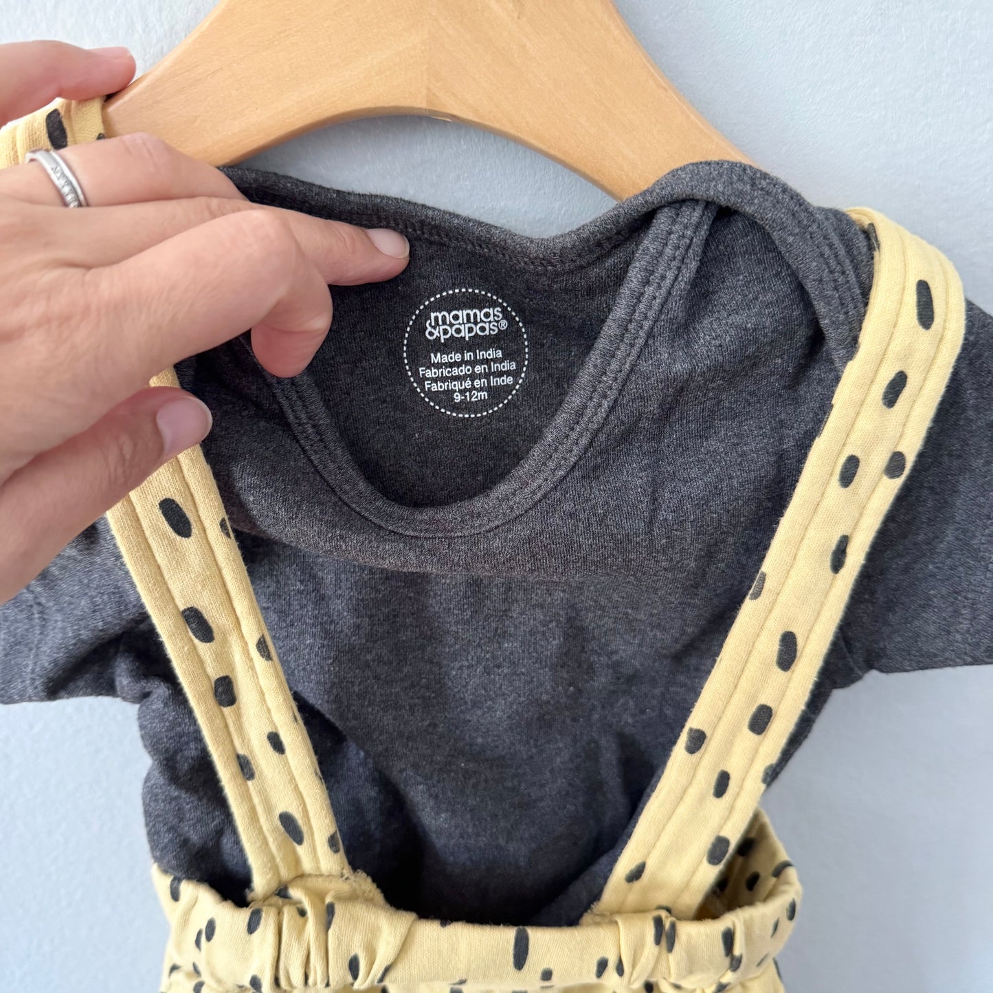 Mamas & Papas / Onesie x yellow shorts with strap set / 9-12M