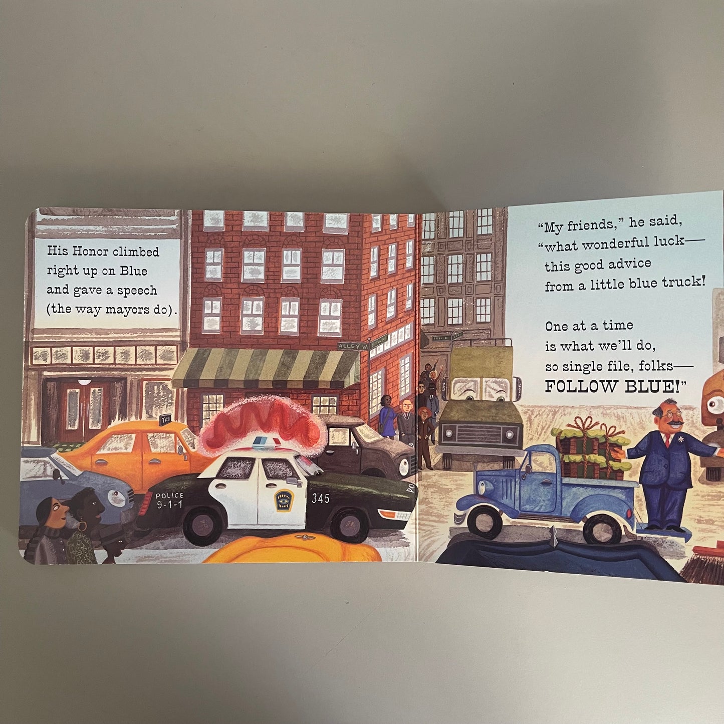 Little Blue Truck Leads the Way / Alice Schertle