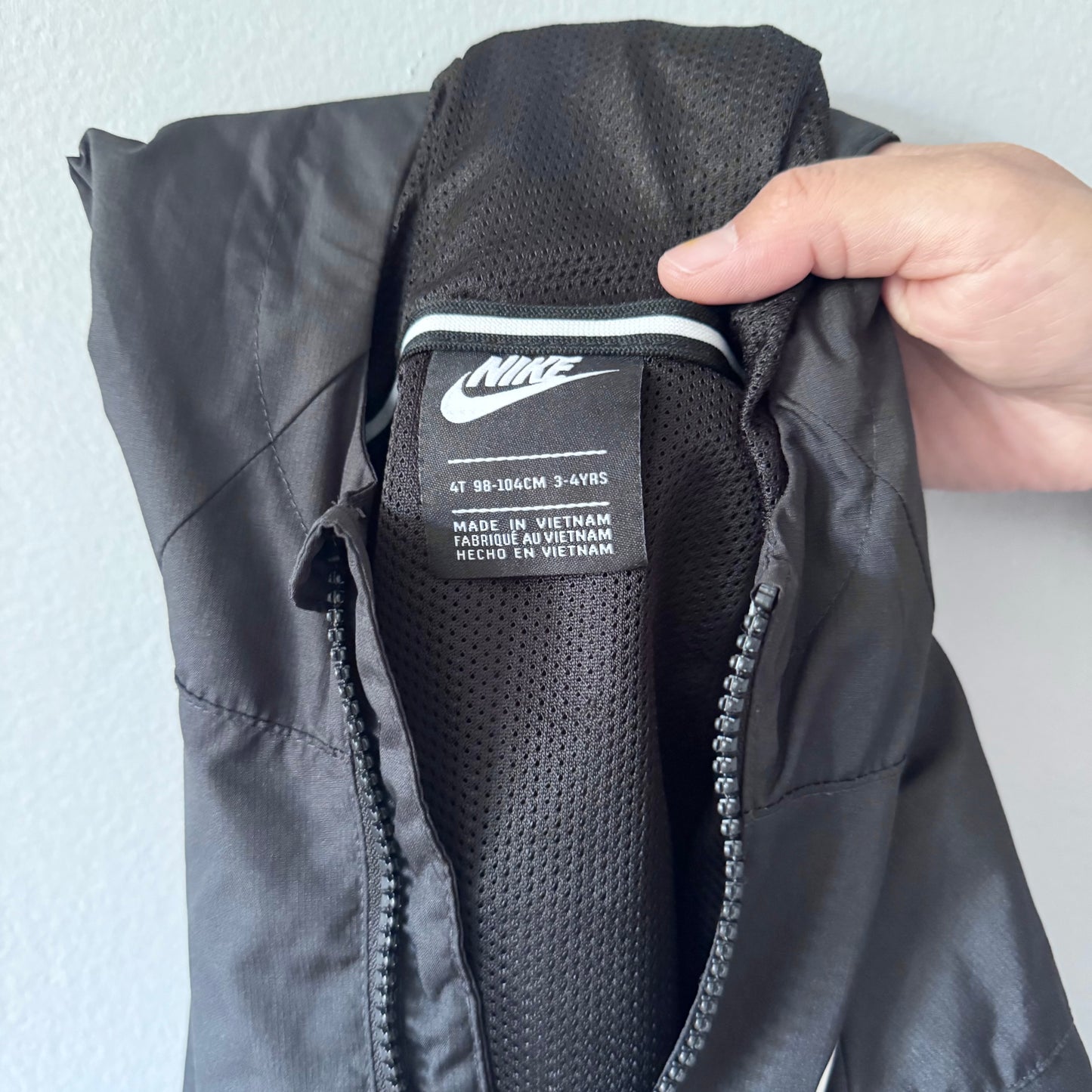 Nike / Black mesh lined nylon jacket / 3-4Y