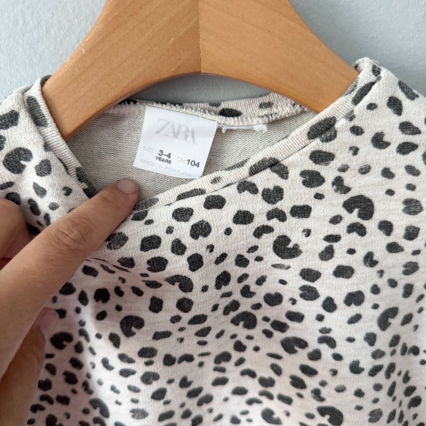 Zara / White x leopard crew top / 3-4Y