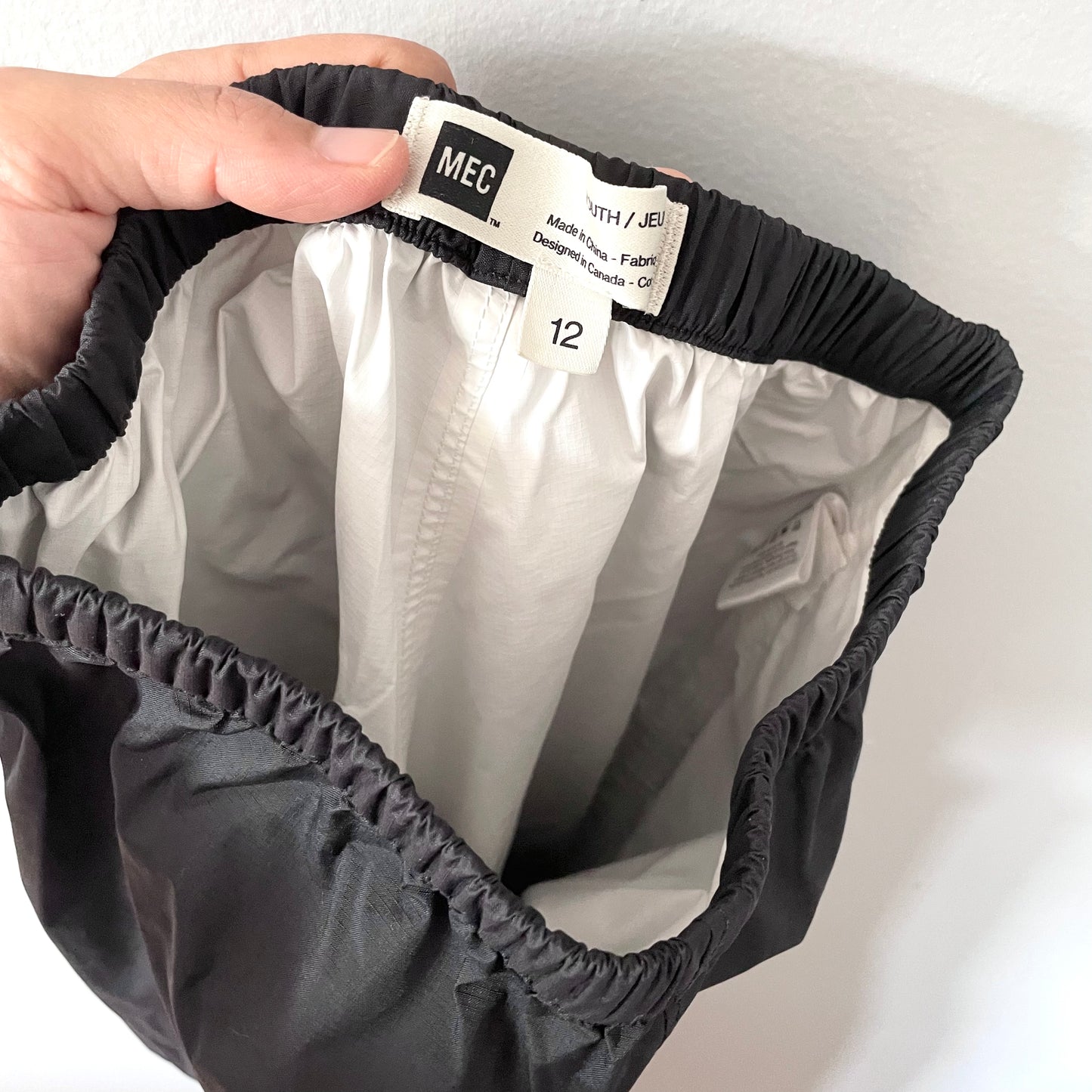 MEC / Black rain pants / 12Y