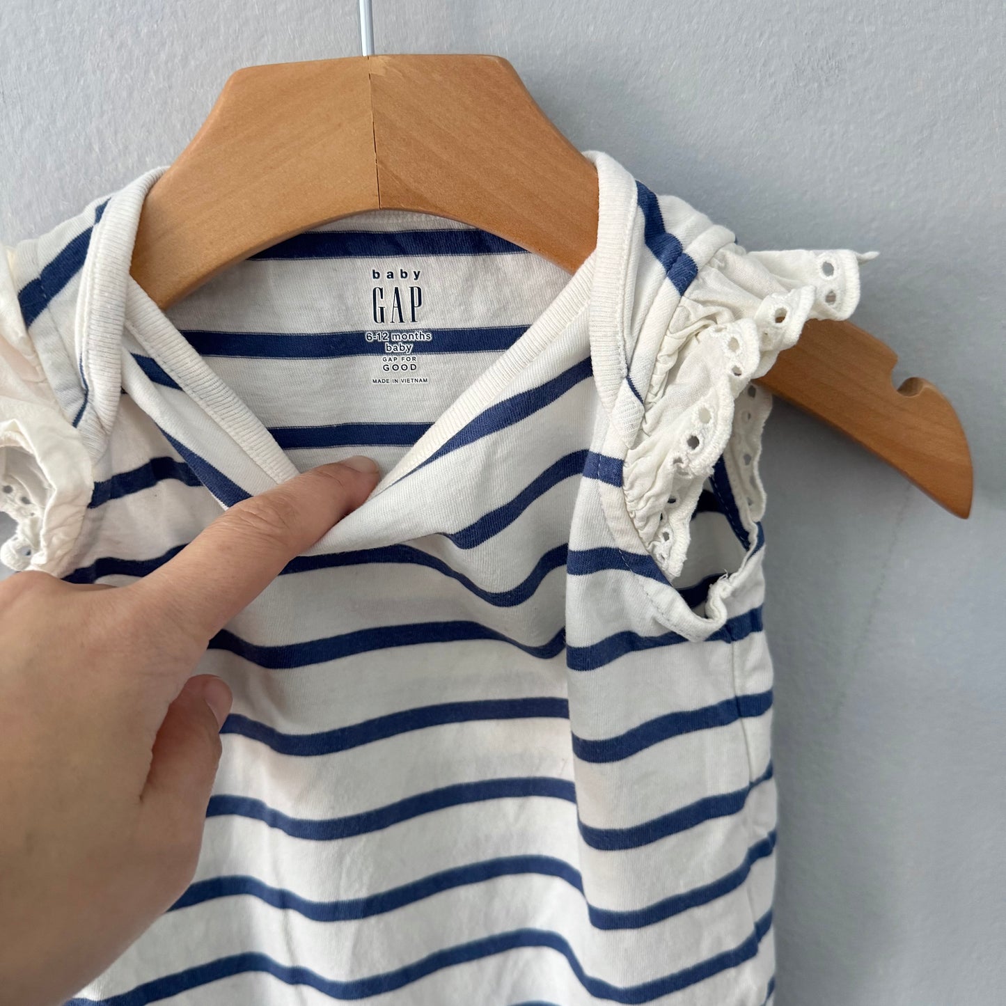 Gap / Stripe x ruffle shoulder onesie / 6-12M
