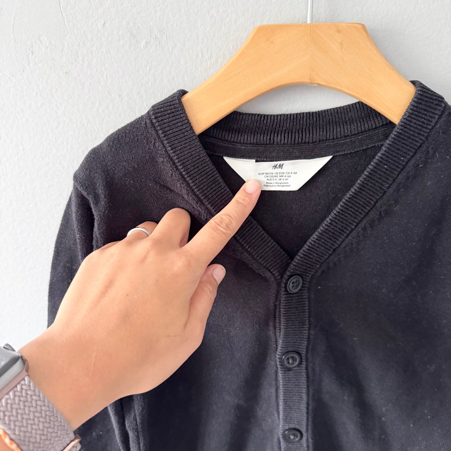H&M / Black buttoned cardigan / 4-6Y