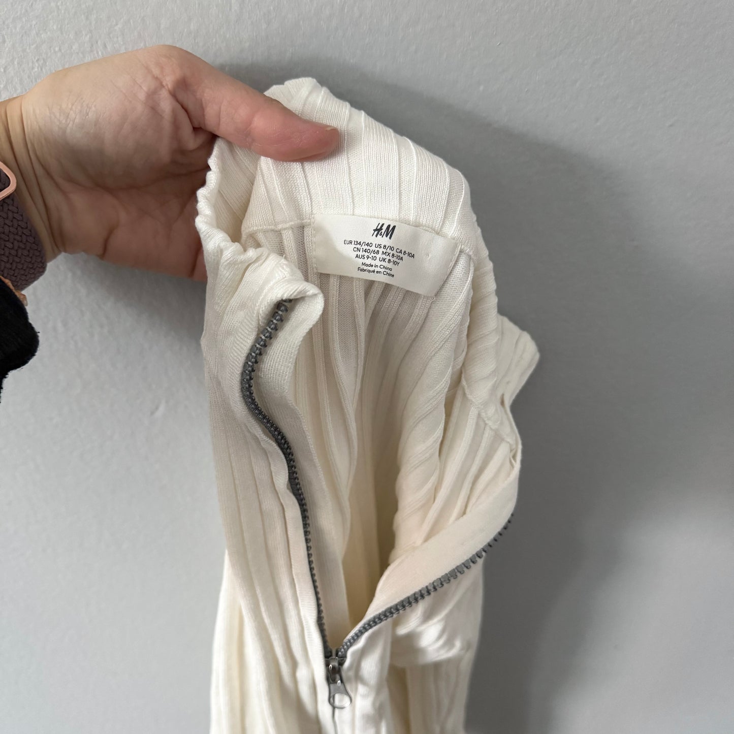 H&M / White ribbed knit zip up / 8-10Y