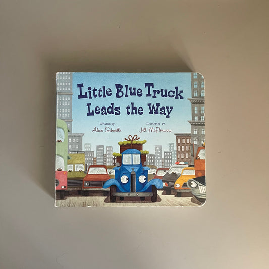 Little Blue Truck Leads the Way / Alice Schertle