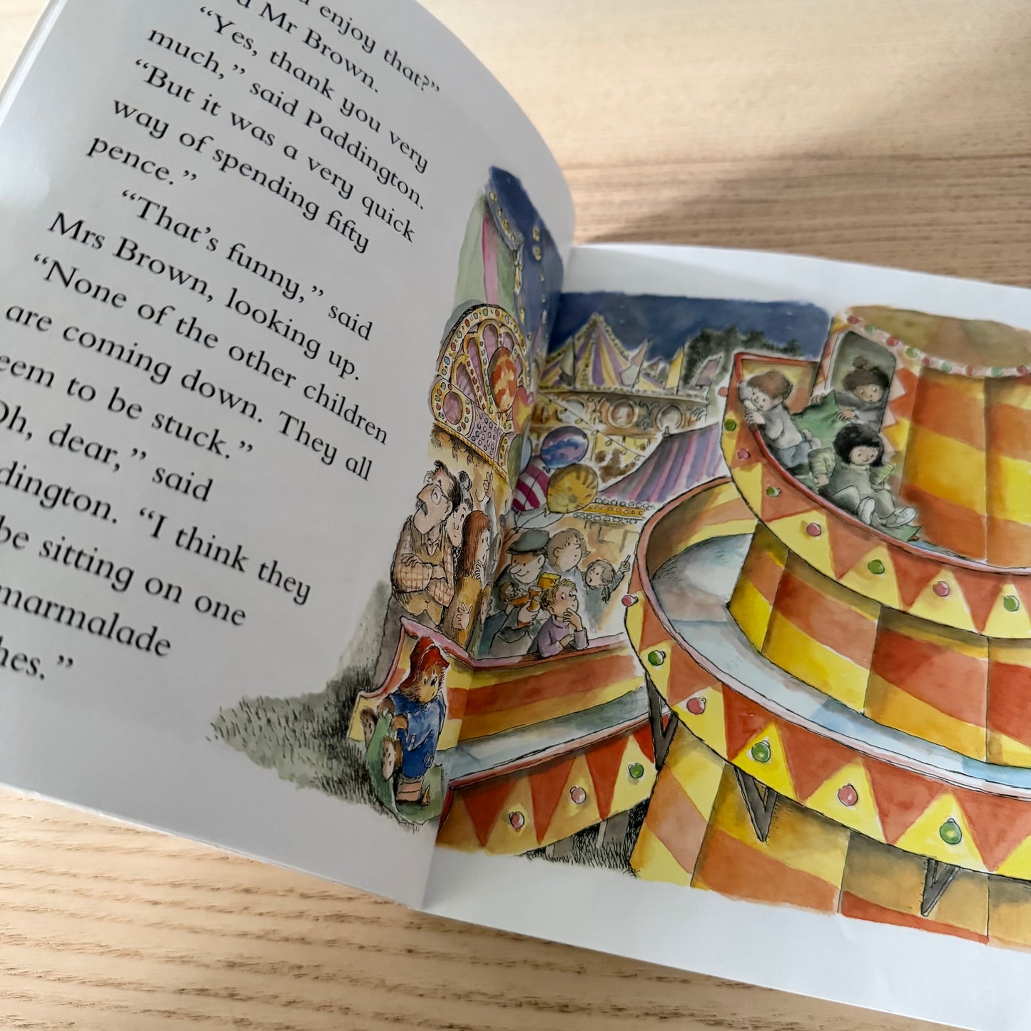Paddington at the fair / Michael Bond