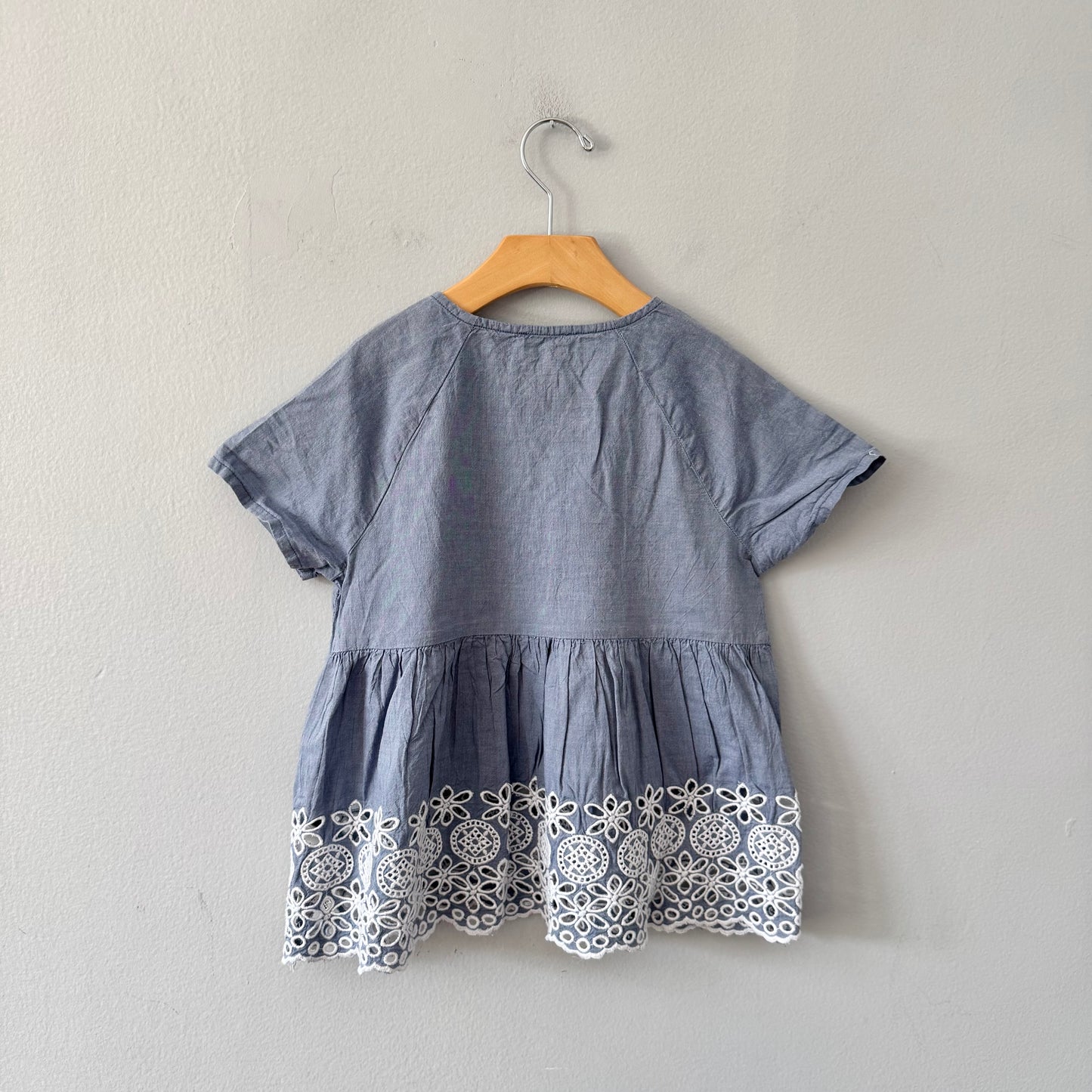 Benetton / Navy x eyelet blouse / 7-8Y