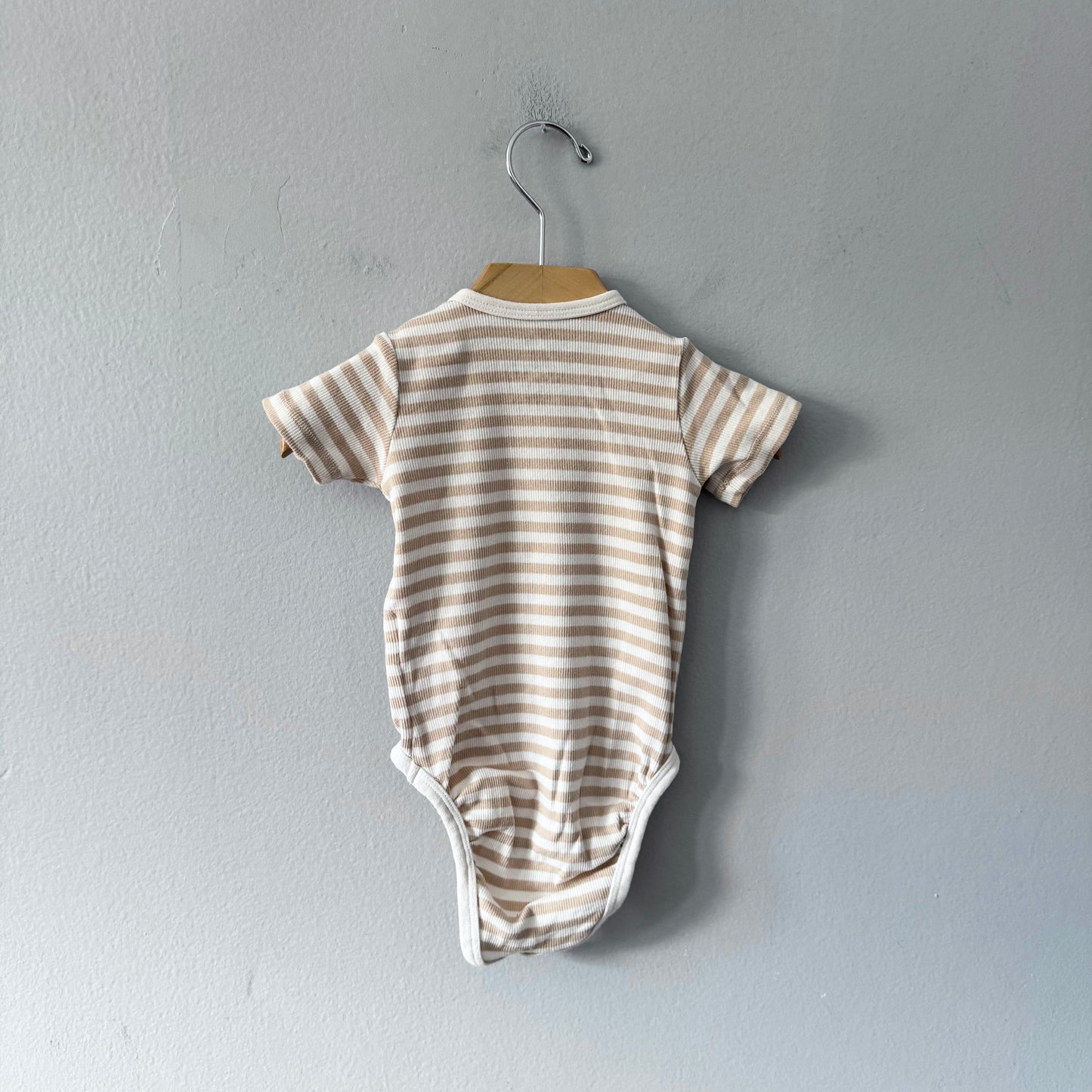 H&M / Short sleeve onesie / 4-6M