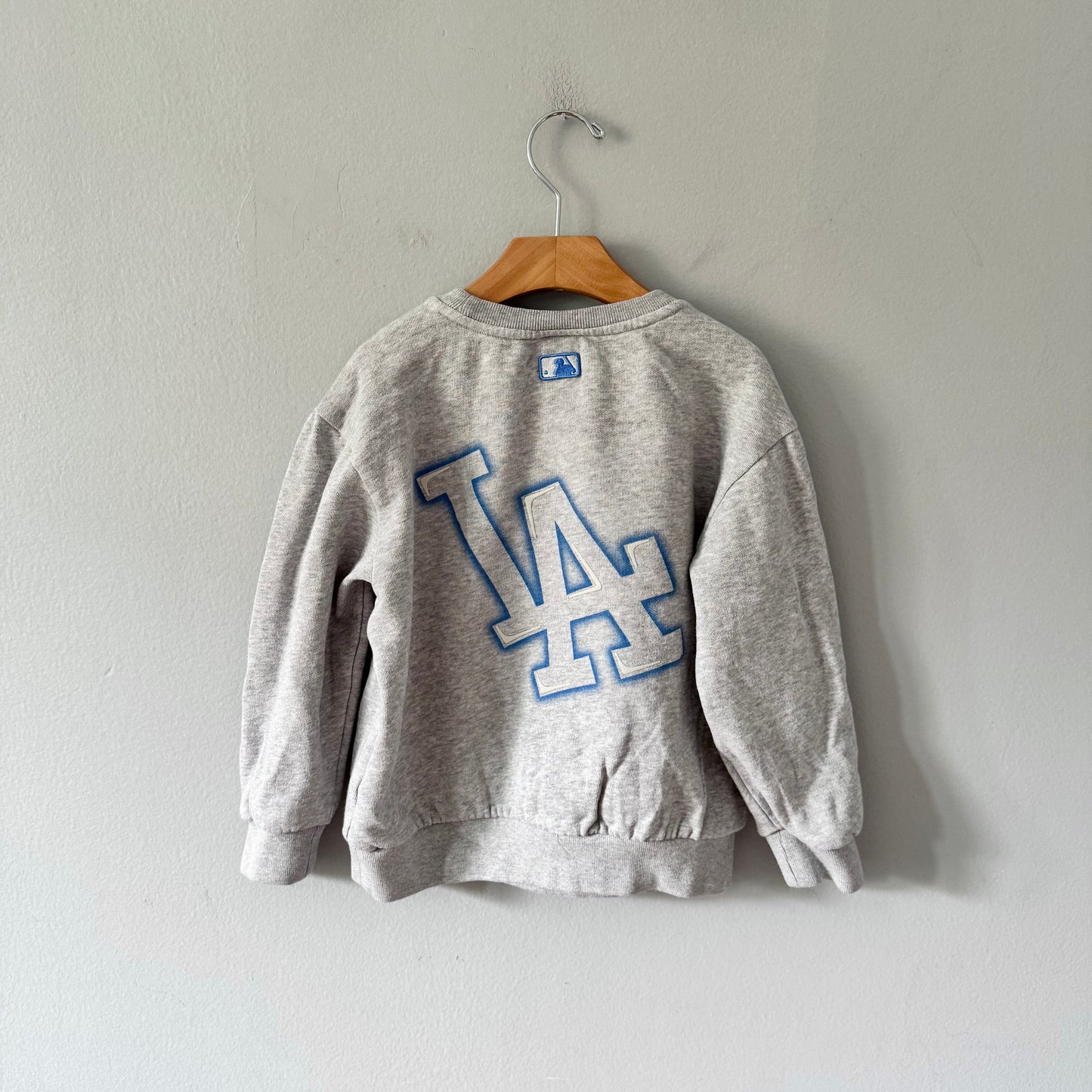 MLB / LA Dodgers light grey sweatshirt / 7Y(Fits 5-6Y)