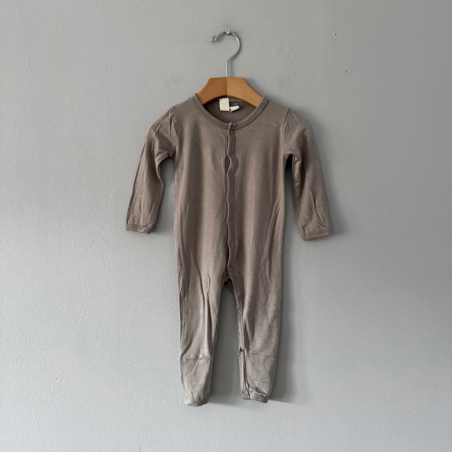 Kyte / Grey buttoned romper / 6-12M