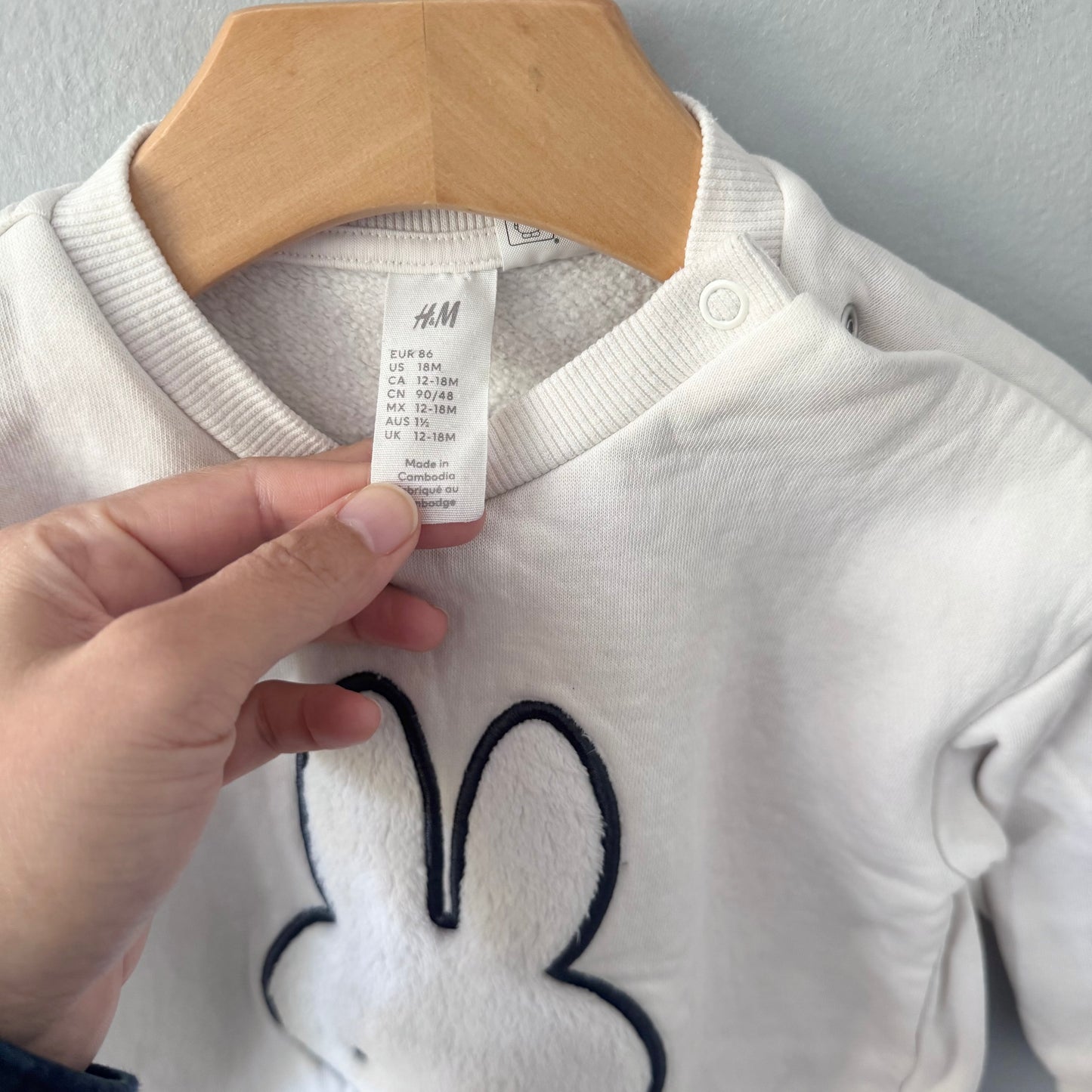 H&M / Miffy white sweatshirt / 12-18M