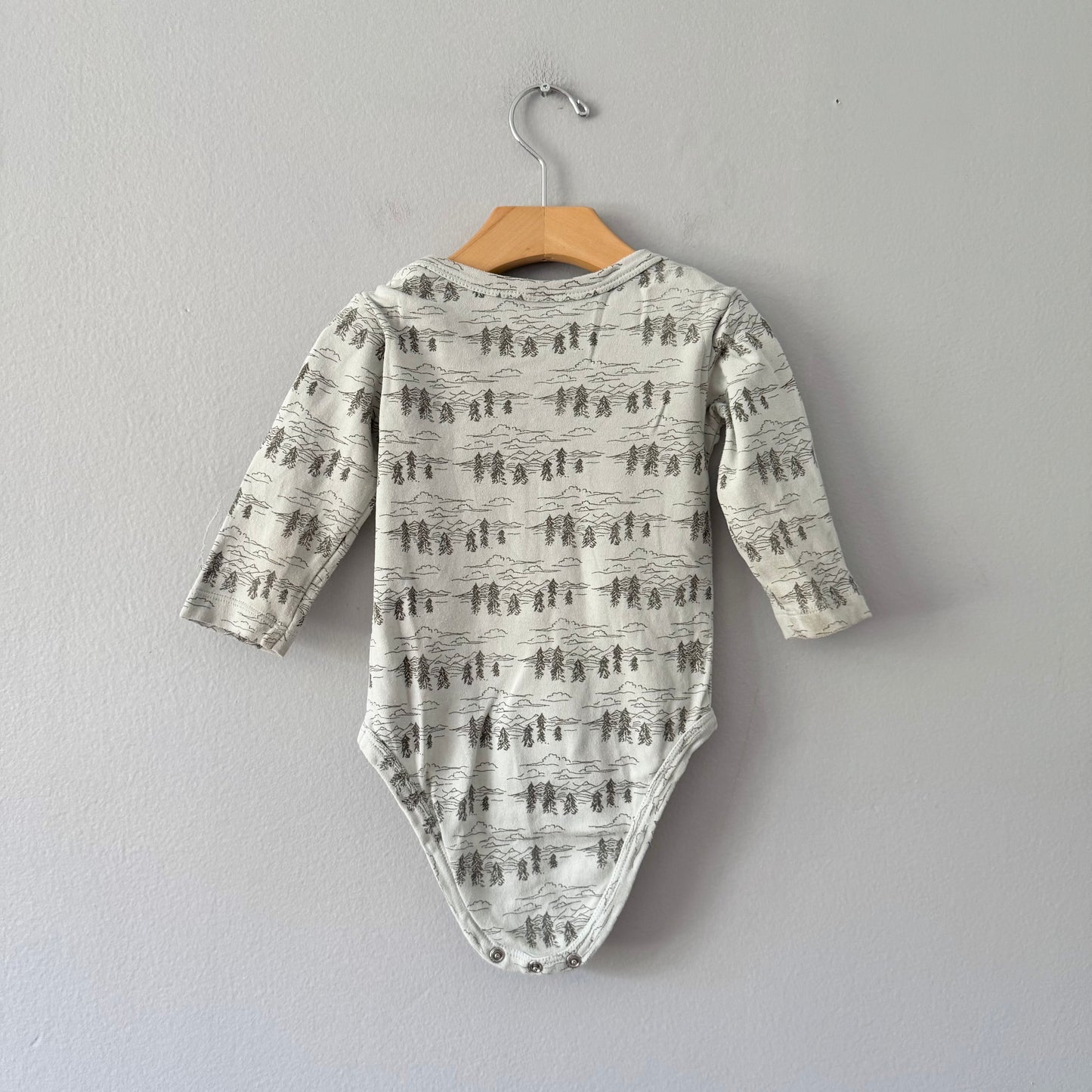 Kate Quinn / Long sleeve onesie / 12-18M