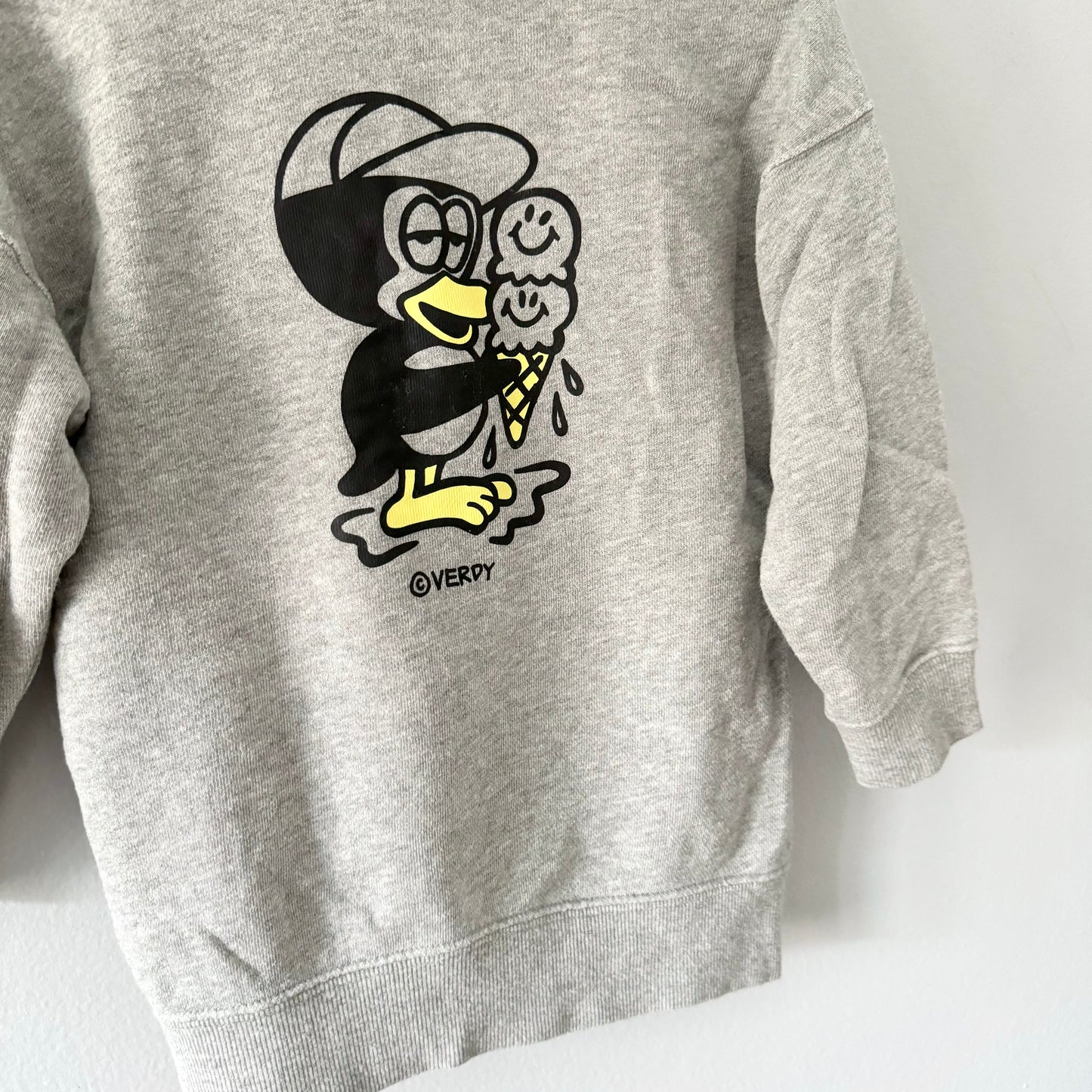 Uniqlo / Verdy light grey hoodie / 3-4Y