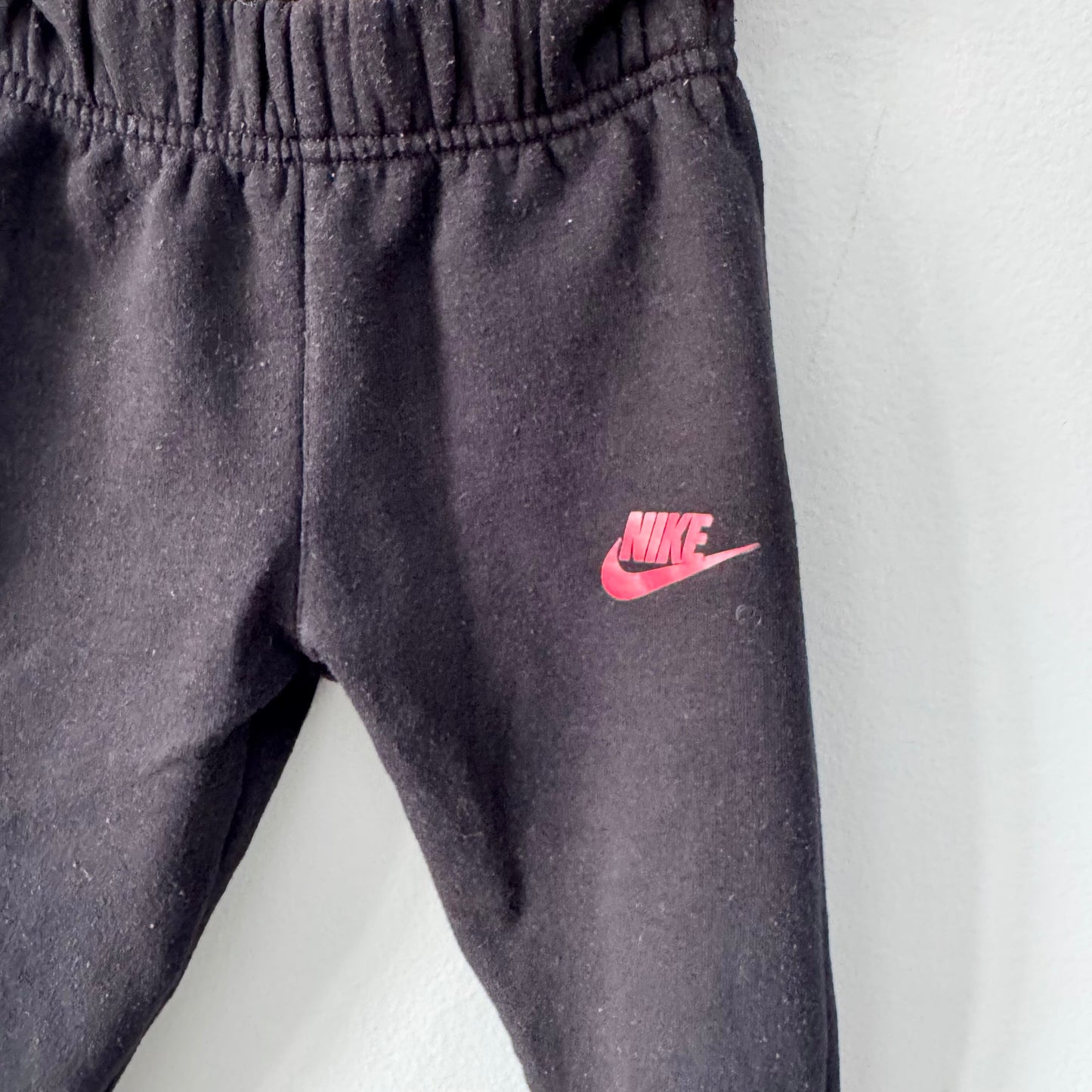 Nike / Black sweatpants / 2T