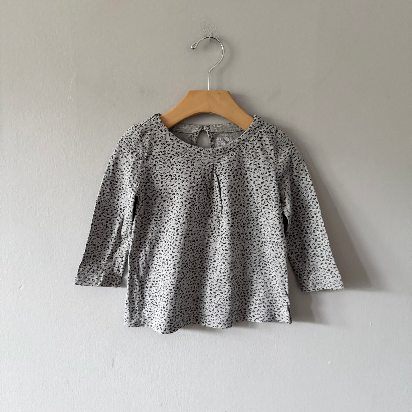 Gap / Light grey number long sleeve / 2Y