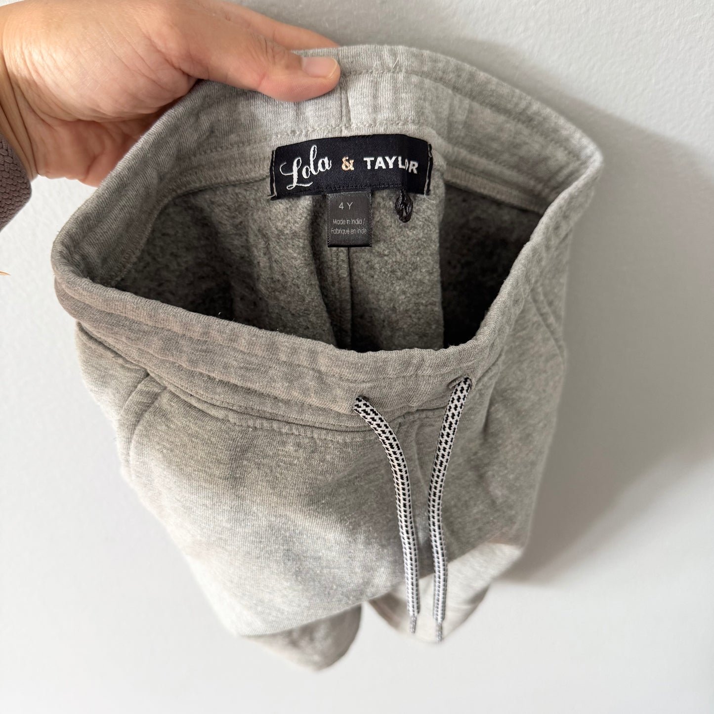 Lola & Taylor / Light grey crew shorts / 4Y
