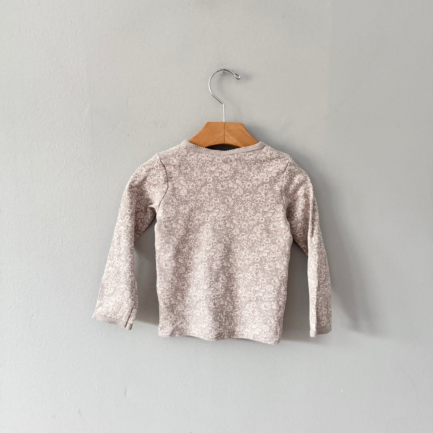 H&M / Manches longues beiges à fleurs / 12-18M