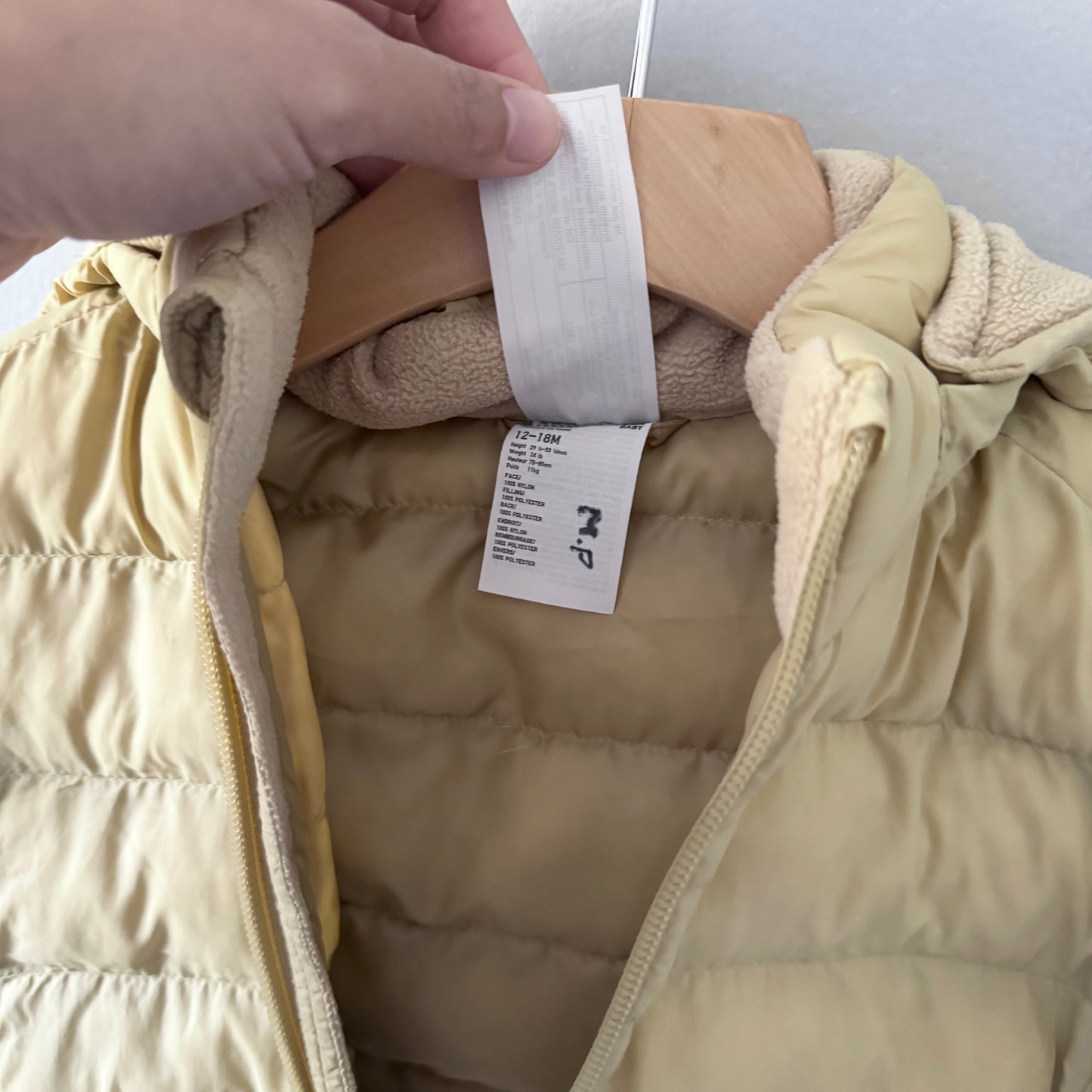 Uniqlo / Beige puffer jacket / 12-18M