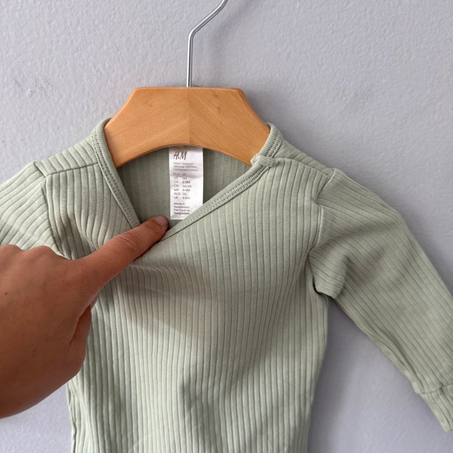 H&M / Light green ribbed long sleeve top / 4-6M