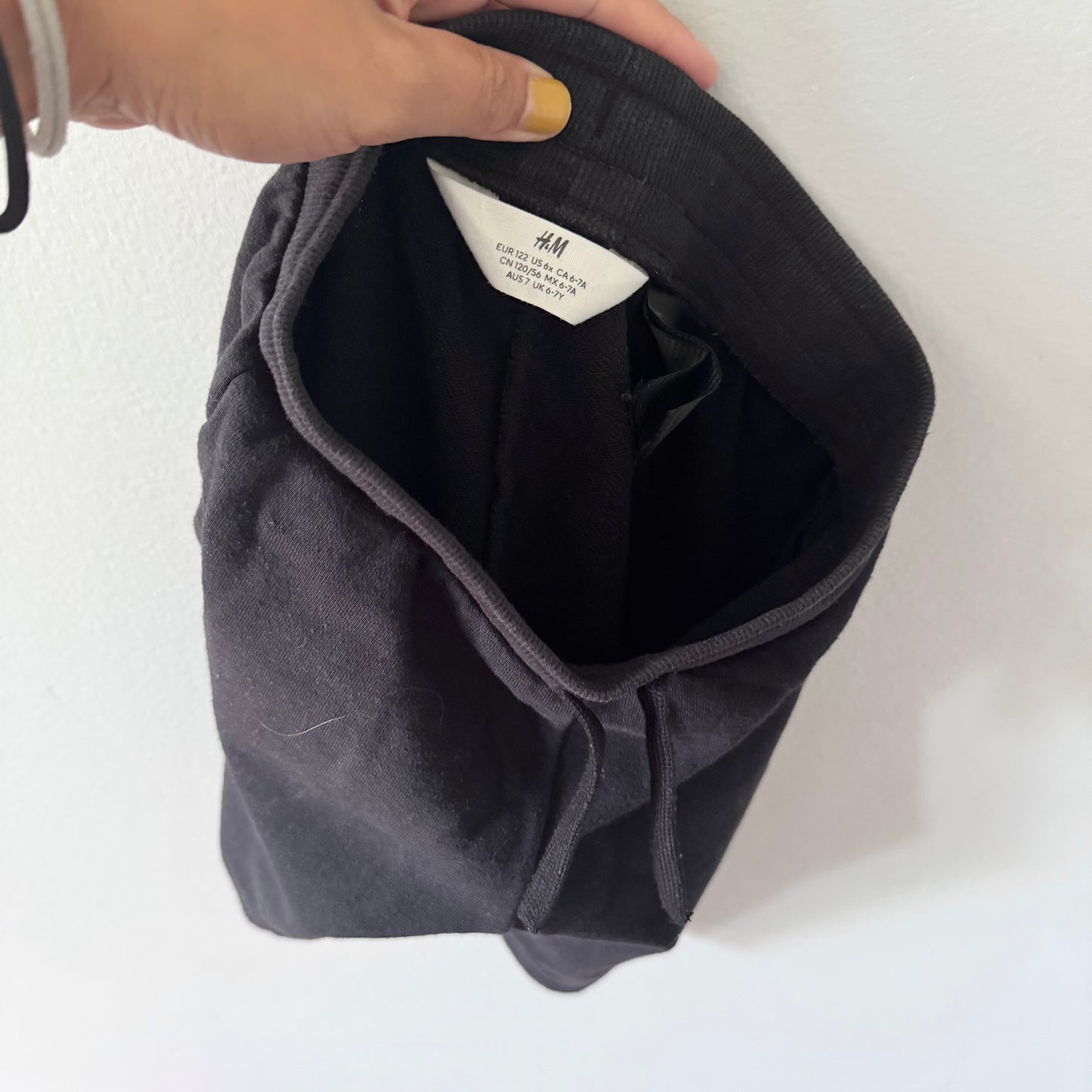 H&M / Black sweat shorts / 6-7Y