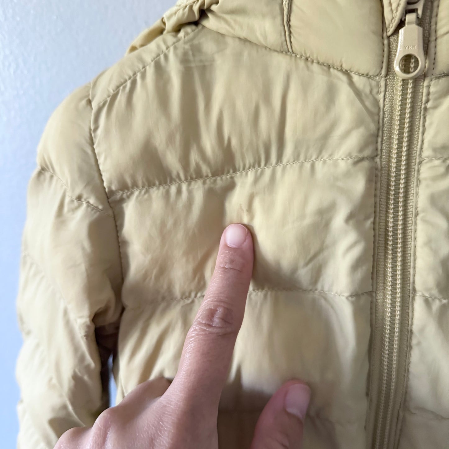 Uniqlo / Beige puffer jacket / 12-18M