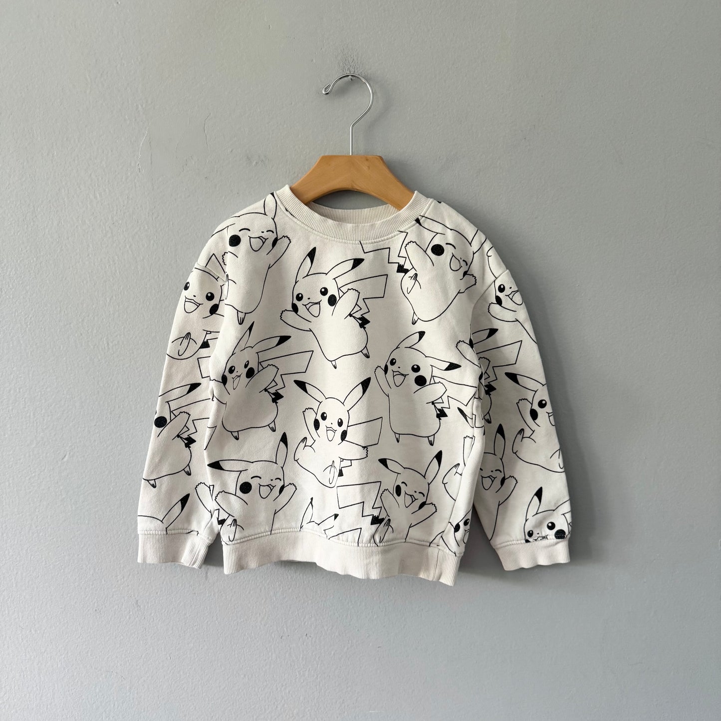 H&M / White Pikachu sweatshirt / 4-6Y