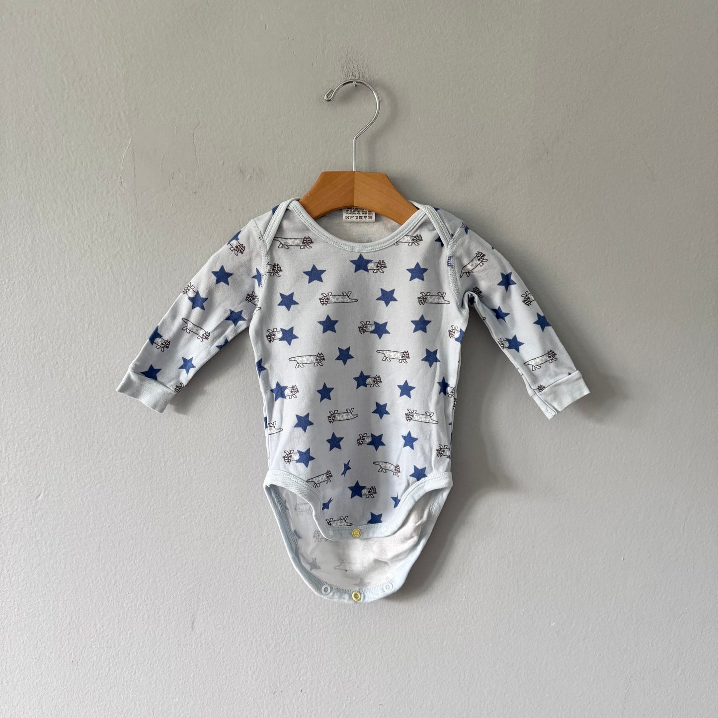 Uniqlo / Light blue Lisa Larson onesie / 6-12M