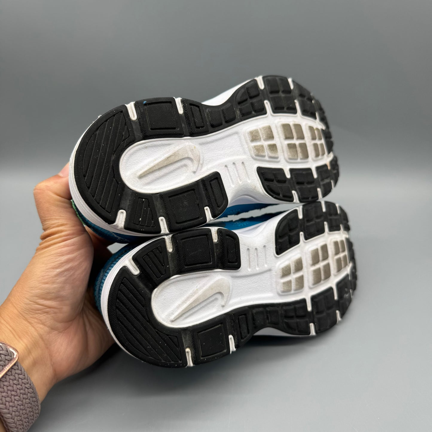 Nike / Running Shoes / J2