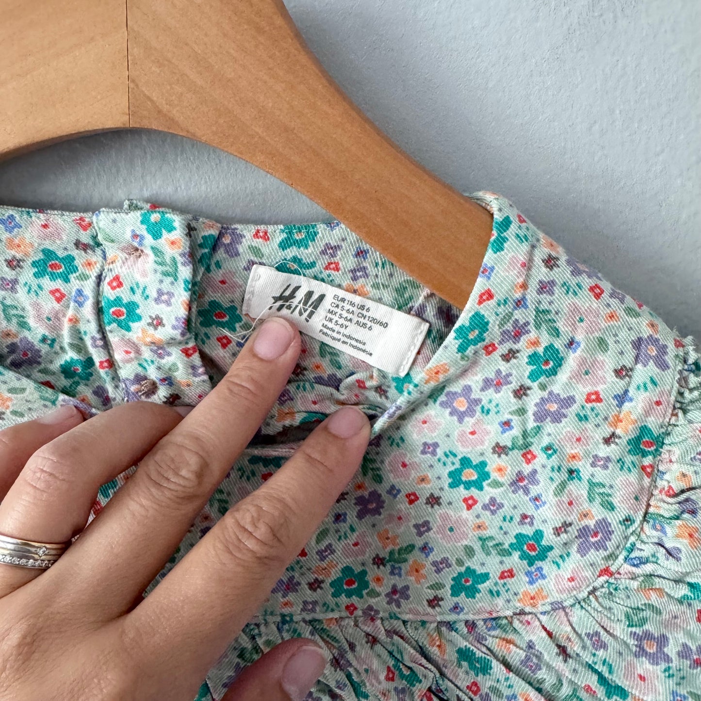 H&M / Light green floral viscose top / 5-6Y