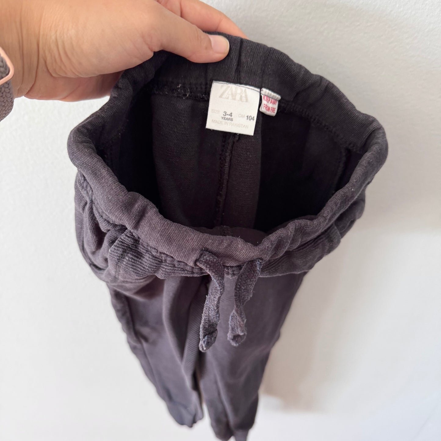 Zara / Black jogger pants / 3-4Y